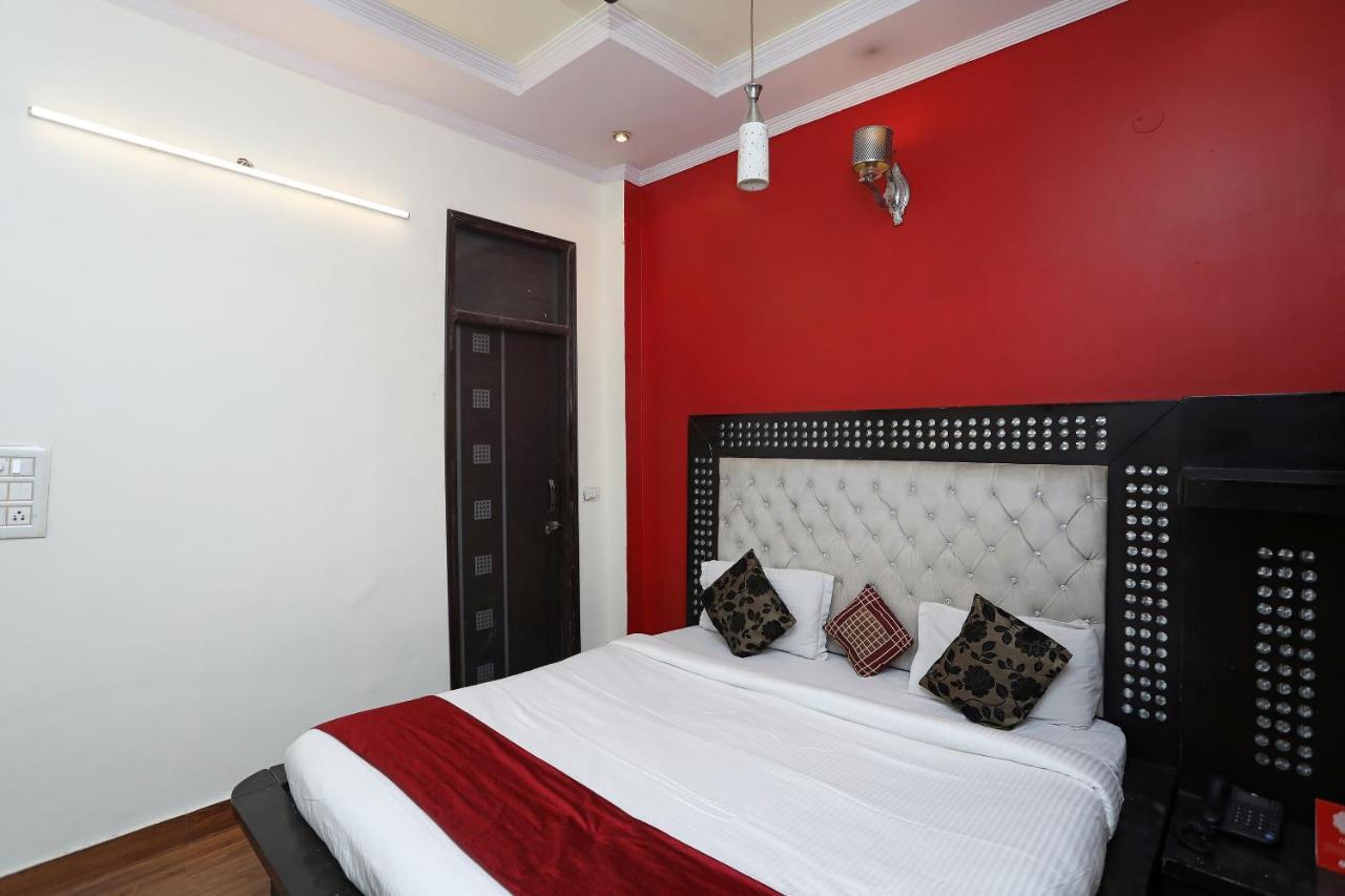 Oyo Stay The Castle Near M2K Cinemas Rohini New Delhi Bagian luar foto
